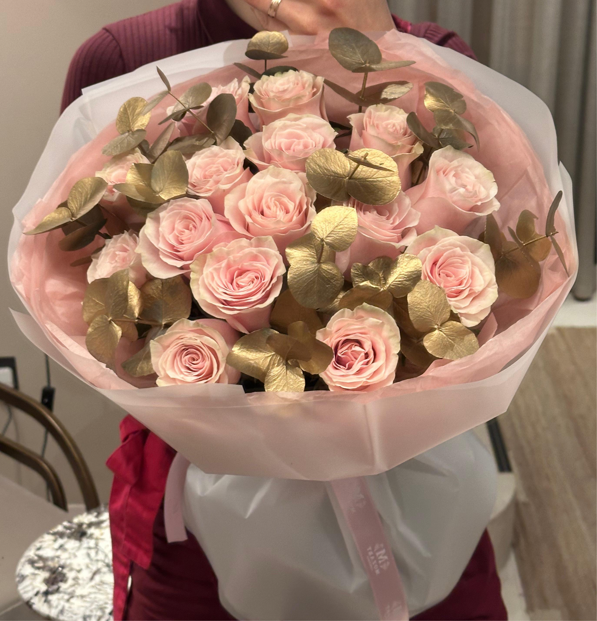 Blush pink roses with golden leaves – regal and refined bouquet by Mozart Concierge