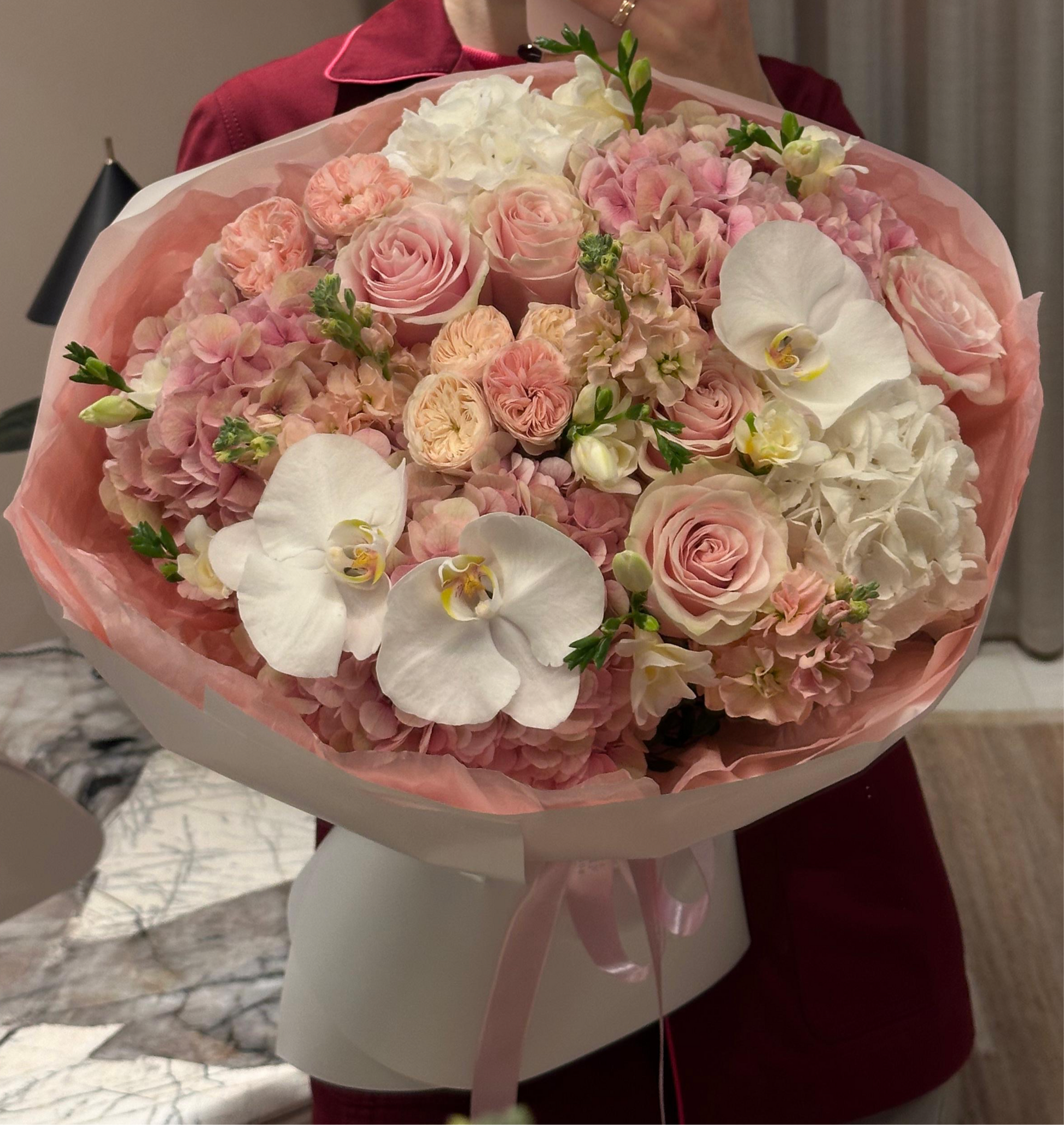 Orchids and blush roses in opulent layers – premium bouquet by Mozart Concierge