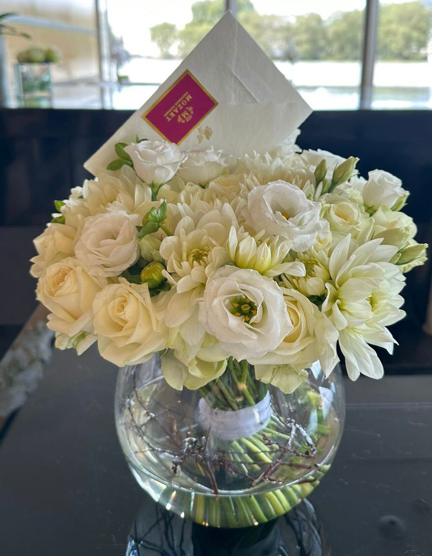Ivory and soft white round bouquet in glass – fresh and elegant by Mozart Concierge